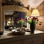 Timber With Wood-fired Hot Tub In Casa de Férias